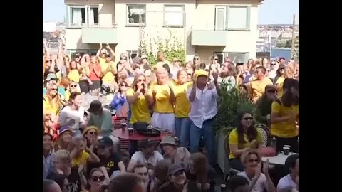 “瓦妞晒与女儿鬼脸合照，更新动态展现温馨时刻”